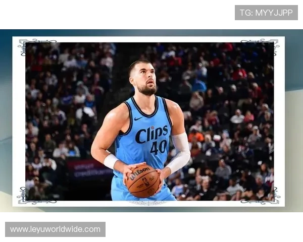 本·西蒙斯挡拆突破助攻比尔，提升76人关键回合组织效率