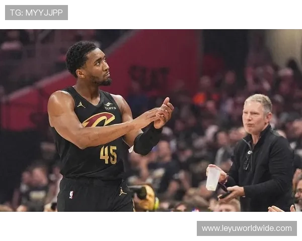 米切尔利用突破拉开空间，提升队内关键时刻得分效率